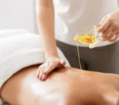 Best oil massage for women by expert male to female massage therapist in Mumbai